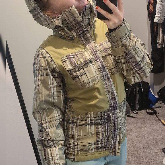 Snowboarding/skiing jacket - Picture 11 of 16